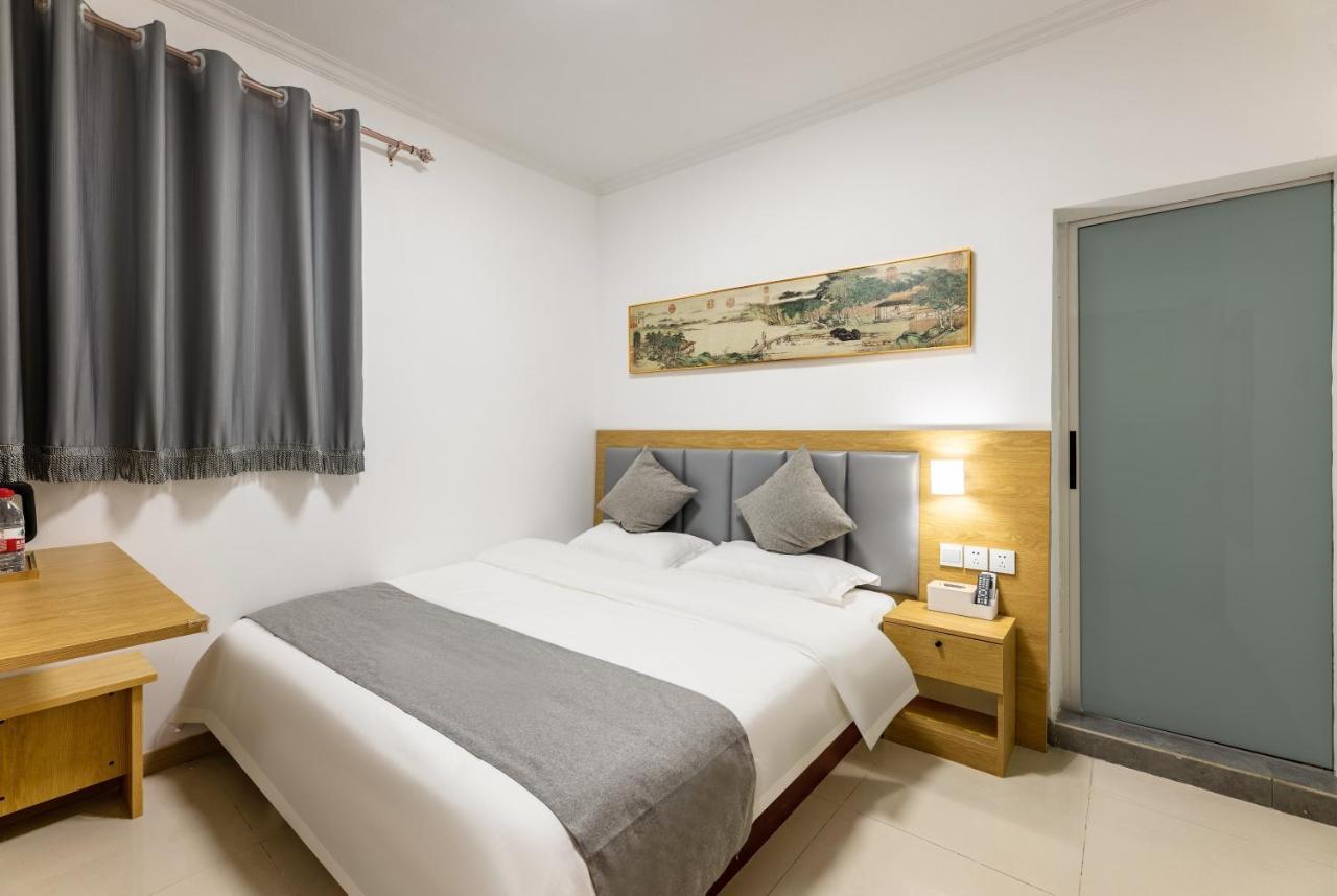 Happy Dragon Hotel - Close To Forbidden City&Wangfujing Street&Subway Nearby &Free Coffee & Free Laundry&English Speaking With Tour Services &Free Wifi Unlimited For Western Software Пекін Екстер'єр фото