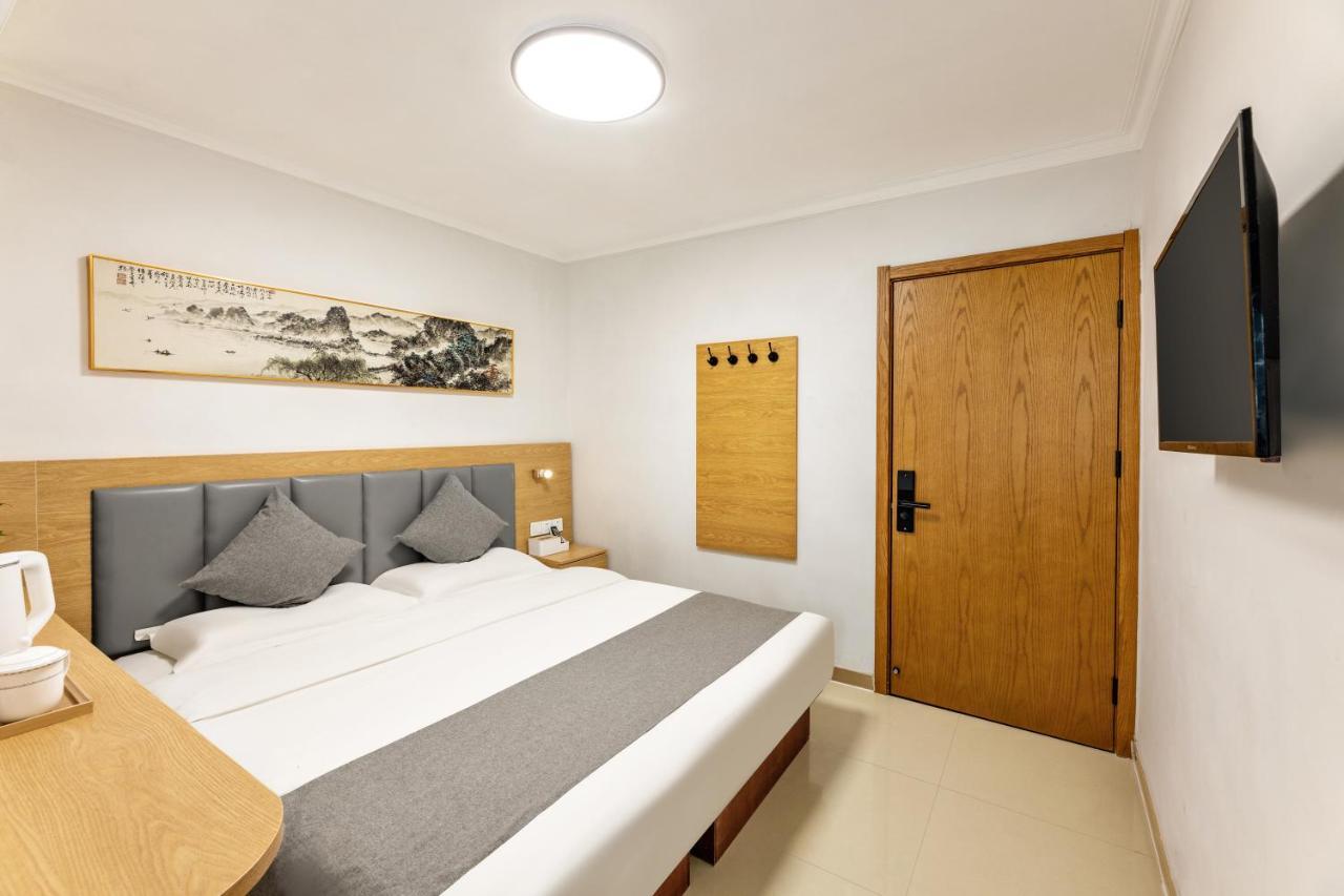 Happy Dragon Hotel - Close To Forbidden City&Wangfujing Street&Subway Nearby &Free Coffee & Free Laundry&English Speaking With Tour Services &Free Wifi Unlimited For Western Software Пекін Екстер'єр фото