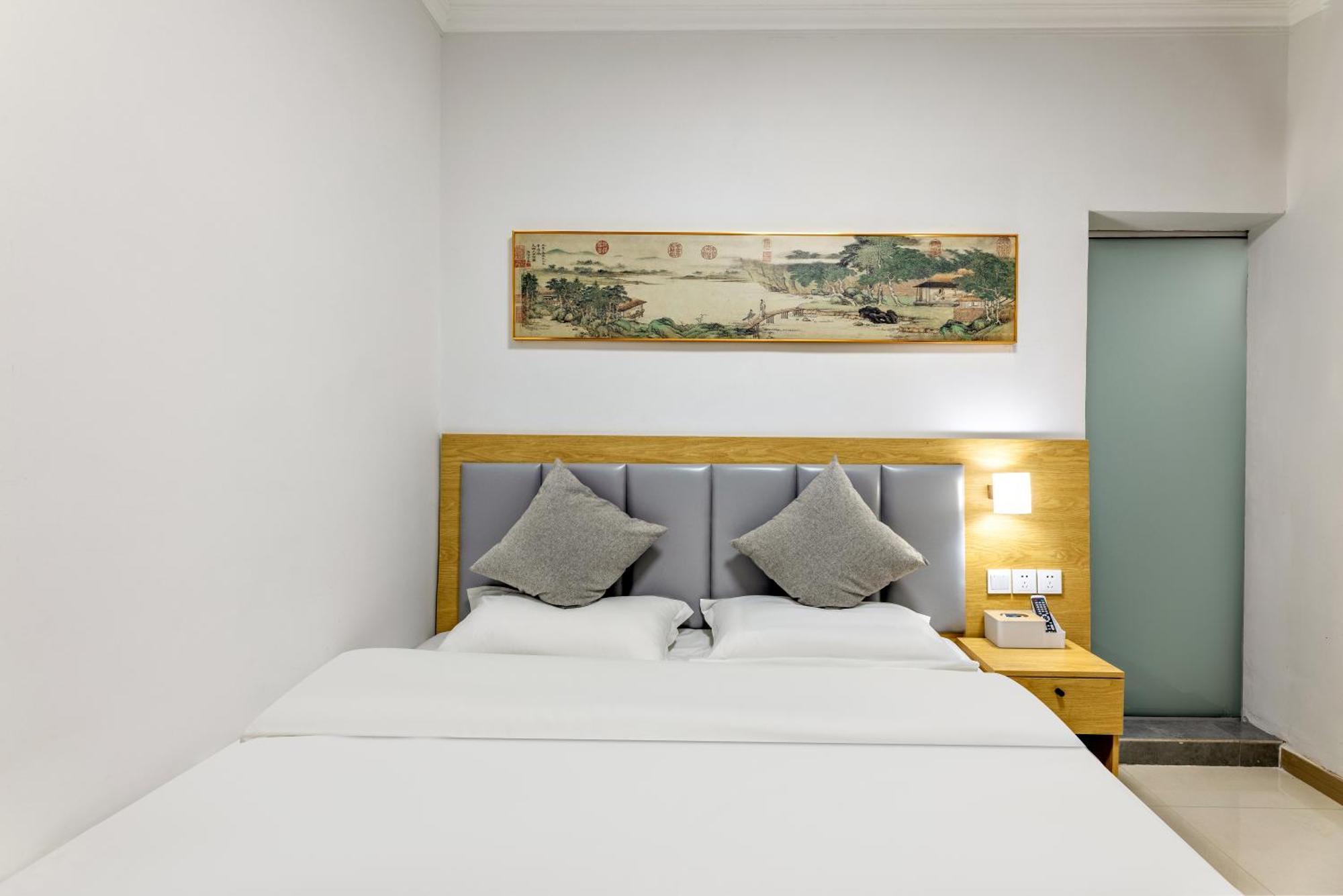 Happy Dragon Hotel - Close To Forbidden City&Wangfujing Street&Subway Nearby &Free Coffee & Free Laundry&English Speaking With Tour Services &Free Wifi Unlimited For Western Software Пекін Екстер'єр фото