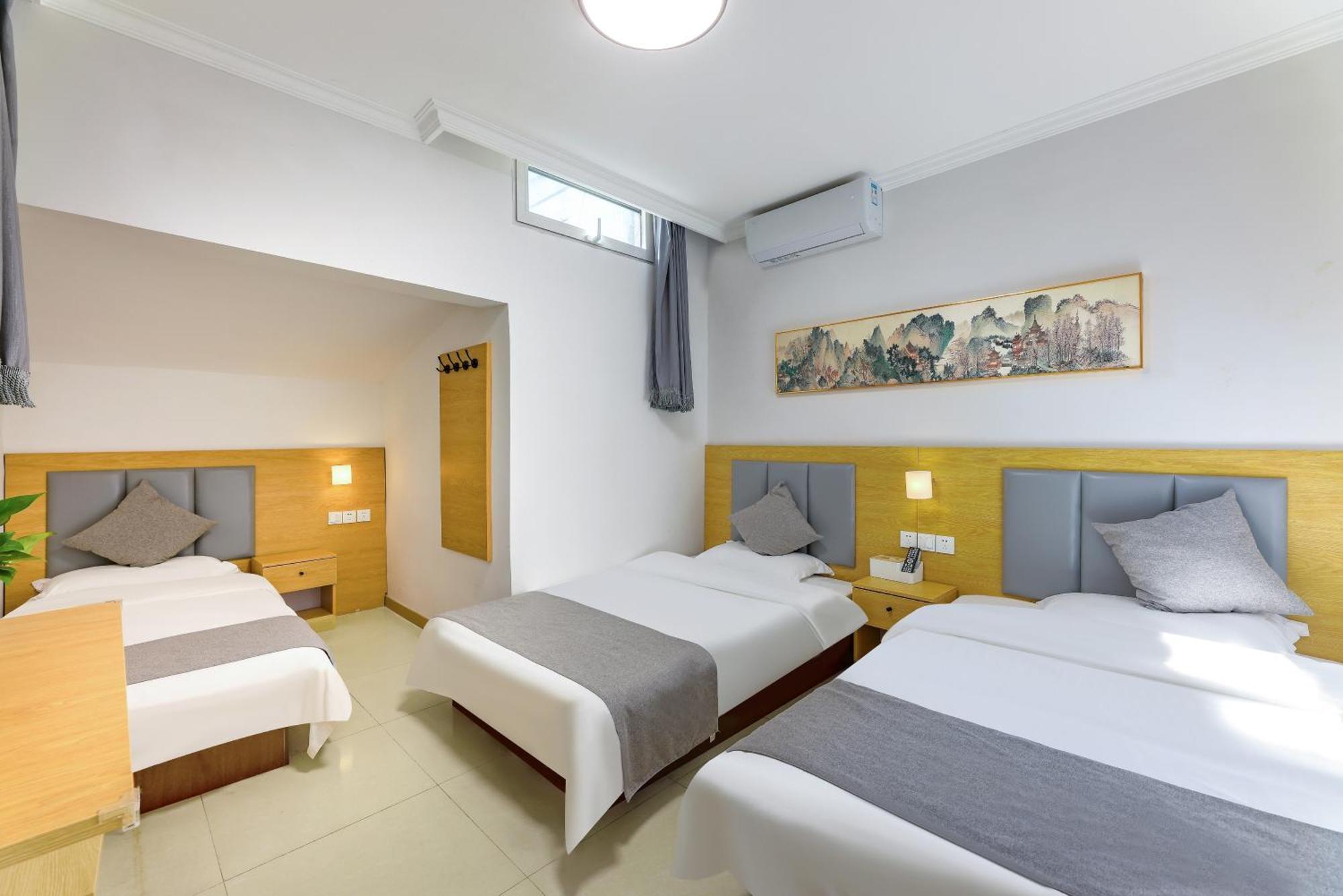 Happy Dragon Hotel - Close To Forbidden City&Wangfujing Street&Subway Nearby &Free Coffee & Free Laundry&English Speaking With Tour Services &Free Wifi Unlimited For Western Software Пекін Екстер'єр фото