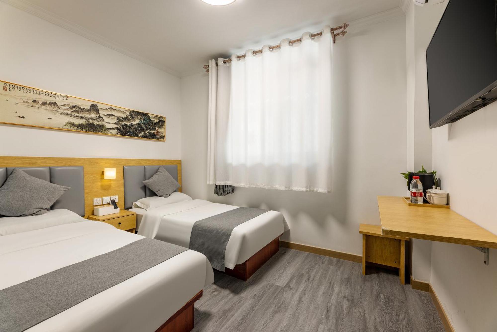 Happy Dragon Hotel - Close To Forbidden City&Wangfujing Street&Subway Nearby &Free Coffee & Free Laundry&English Speaking With Tour Services &Free Wifi Unlimited For Western Software Пекін Екстер'єр фото