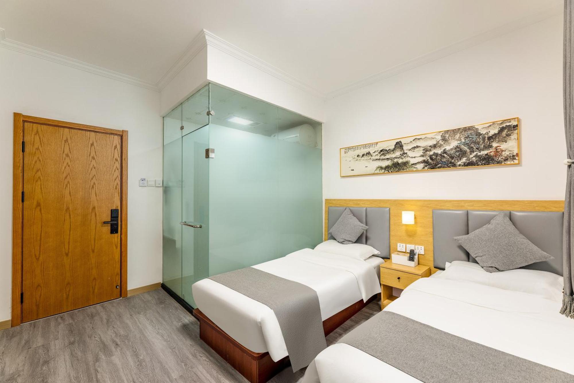 Happy Dragon Hotel - Close To Forbidden City&Wangfujing Street&Subway Nearby &Free Coffee & Free Laundry&English Speaking With Tour Services &Free Wifi Unlimited For Western Software Пекін Екстер'єр фото