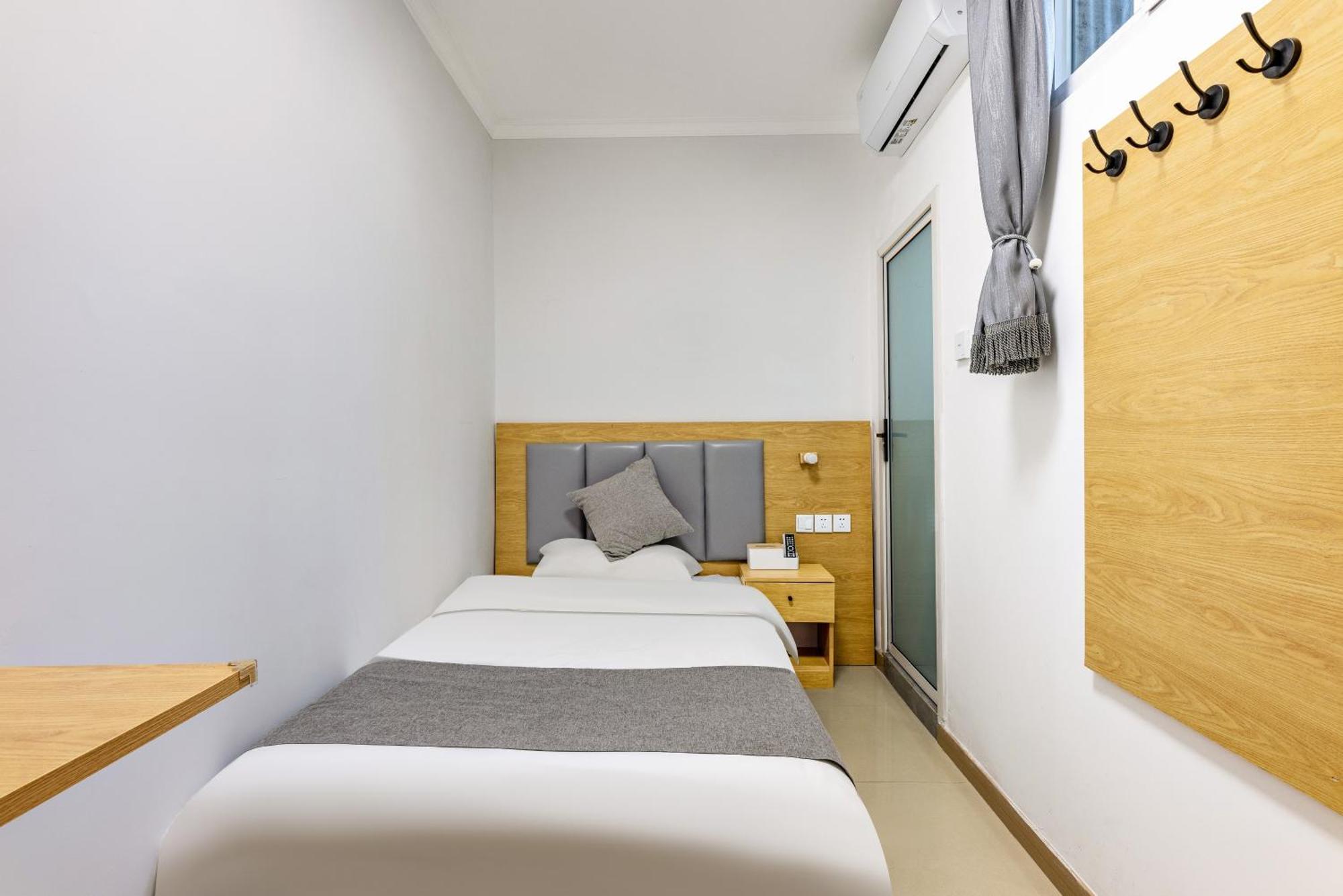 Happy Dragon Hotel - Close To Forbidden City&Wangfujing Street&Subway Nearby &Free Coffee & Free Laundry&English Speaking With Tour Services &Free Wifi Unlimited For Western Software Пекін Екстер'єр фото